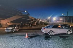 Под виадуком у омского Телецентра столкнулись Toyota Mark II и Toyota Avensis