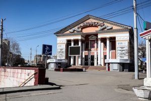 Возле омского кинотеатра «Маяковский» сносят пристройки