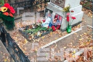 В Омске на могилу Егора Летова подложили свиную голову с надписями