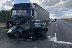 В Омской области легковушка влетела в фуру, женщина-водитель скончалась на месте