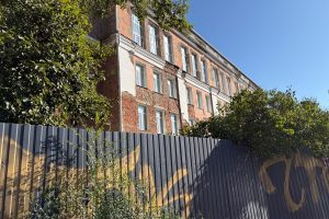 В Омске планируют построить современное здание на месте аварийной школы № 91