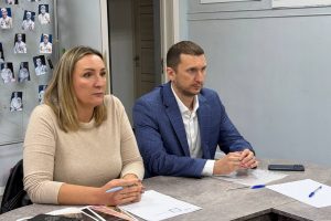 В Омске прошел круглый стол по проблемам управляющих компаний: в обсуждении участвовали жители, депутат и ГЖИ