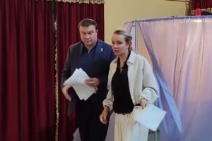 Губернатор Омской области Виталий Хоценко проголосовал в первые часы выборов
