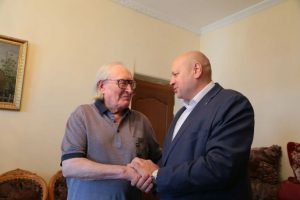 Мэр Омска Шелест вручил медаль профессору ОмГТУ Потапову