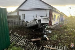 В Омской области подросток на «Опеле» въехал в чужой дом