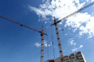 В Омске мужчина погиб после падения со строительных лесов