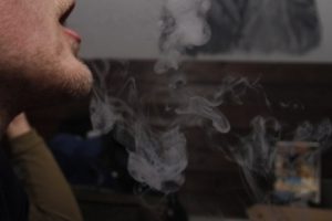 В Омской области полностью запретят продажу вейпов
