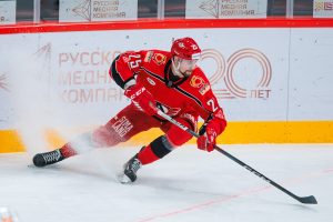 «Авангард» заключил просмотровый контракт с защитником Евгением Кашниковым