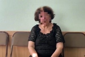 «Хотела такую расцветку»: выкопавшая в новом сквере гортензию омичка пришла в полицию (видео)