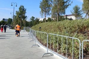 После ЧП с клумбами у омского фонтана установили забор