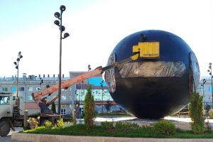 В Омске красят новый шар «Держава»