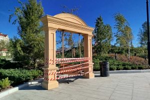 Сломанные качели и поврежденное покрытие: что стало с новым пространством у Омской крепости