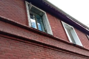 Суд обязал мэрию Омска незамедлительно расселить аварийный дом в Комсомольском городке
