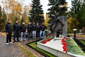«Мы будем помнить тебя, Леша»: в Омске хоккеисты посетили могилу Алексея Черепанова