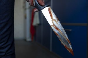 Жителю Называевска грозит пожизненный срок за нападение с ножом на полицейского