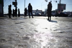 Омичам напомнили правила безопасности в гололедицу