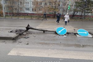 В Омске автомобиль разрушил островок безопасности рядом со школой № 15