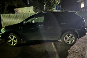 Пьяный хулиган разгромил «Лексус» в Черлакском районе