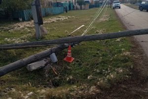 В Омской области водитель погиб после столкновения с опорой ЛЭП