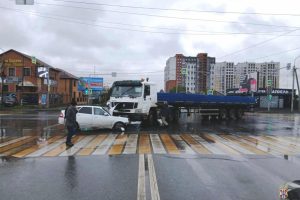 В центре Омска грузовик врезался в «Ладу»
