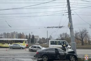 В Омске «Мерседес» врезался в столб и загорелся — пострадал 22-летний водитель