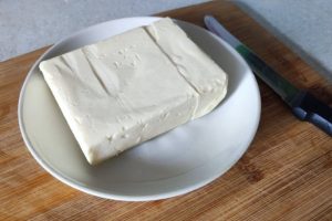В сливочном масле из Омска нашли дрожжи и плесень