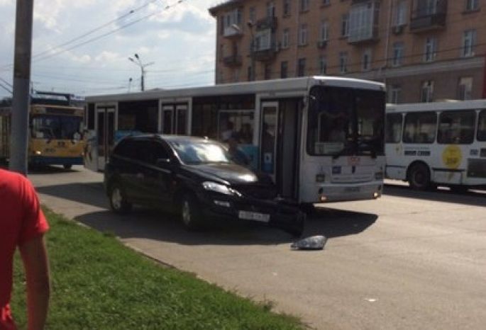 Автобус маркс. ДТП голубой огонёк Омск. Авария Омск голубой огонек.