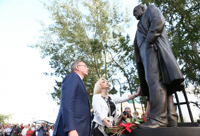 Открыли памятник михаилу ульянову. Памятник Ульянову в Омске. Памятник Михаилу Ульянову в Омске. Памятник актеру Михаилу Ульянову в Омске.