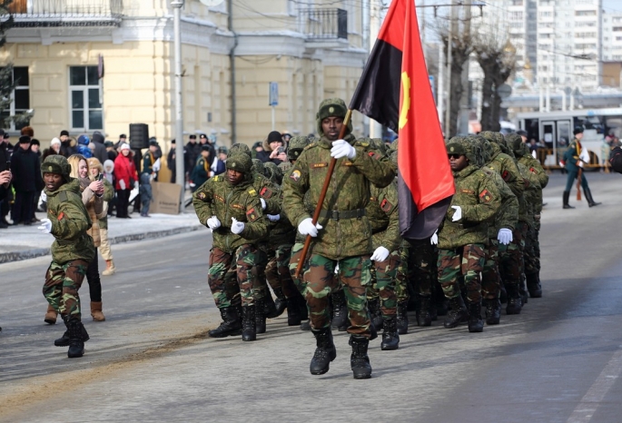 Африканские военные прошли танцевально-строевым шагом по Соборной площади Омска (видео)