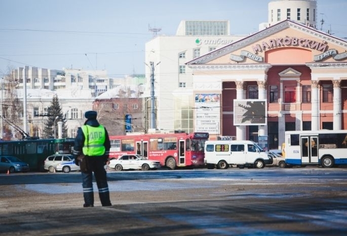 Движение омск. Перекресток Маяковского кинотеатр Омск. Кольцо у кинотеатра Маяковский Омск. Кинотеатр Маяковский Омск дорожная разметка. У кинотеатра Маяковского место тесто.