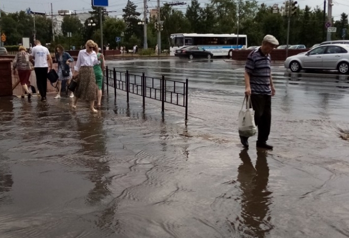 Дождь в омске. Омск затопило. Ливень в Омске. Проливной дождь в Омске. Омск Ленина дождь.