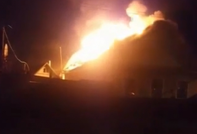 Омский полицейский спас из горящего дома двоих детей — соцсети
