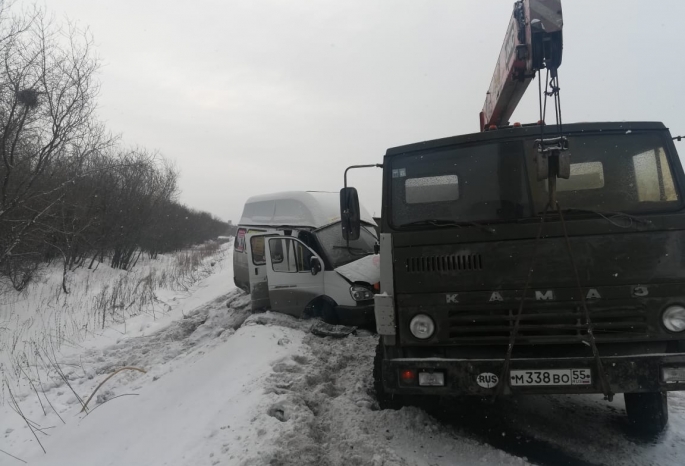 Под Омском «Камаз» врезался в маршрутку с 14 пассажирами