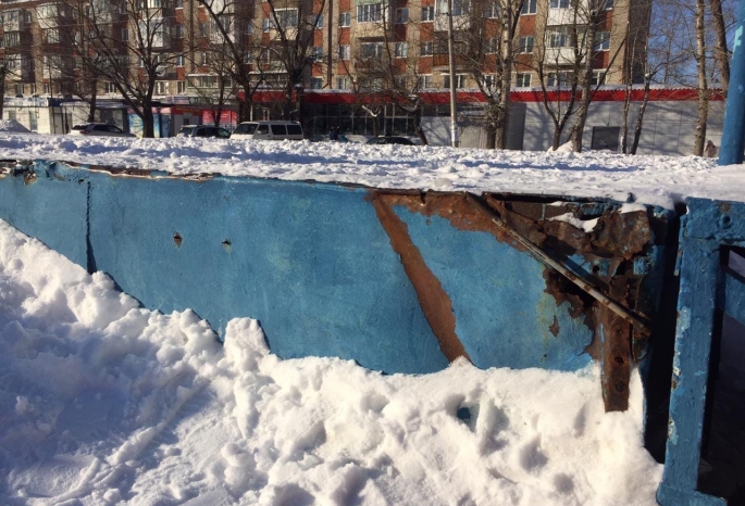 В администрации пообещали отремонтировать опасную сцену в Амурском поселке Омска