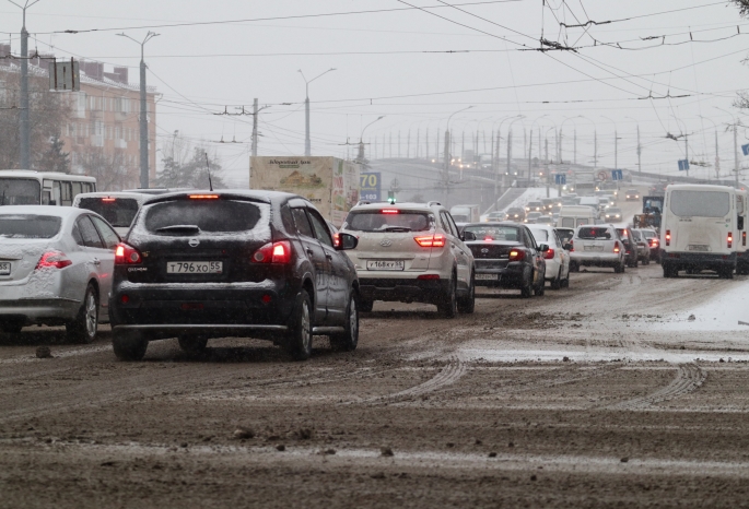 Распробовали: в Омске расширят перечень дорог, где будут использовать новый химреагент
