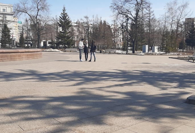 Самоизоляция в Омске: люди неспешно гуляют кучками по пустынному центру города