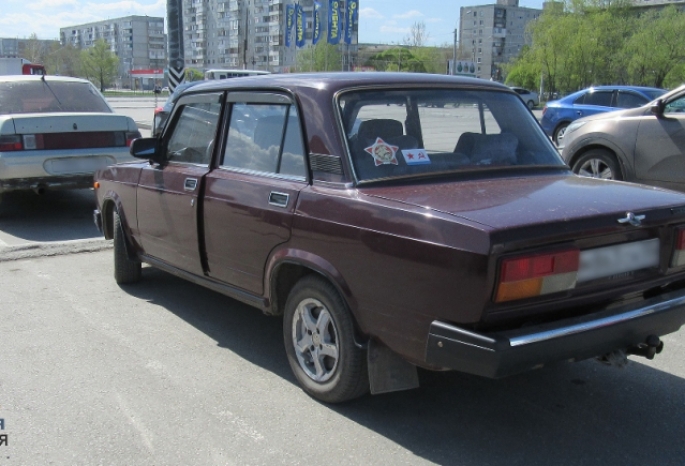 На парковке у гипермаркета ограбили омского пенсионера