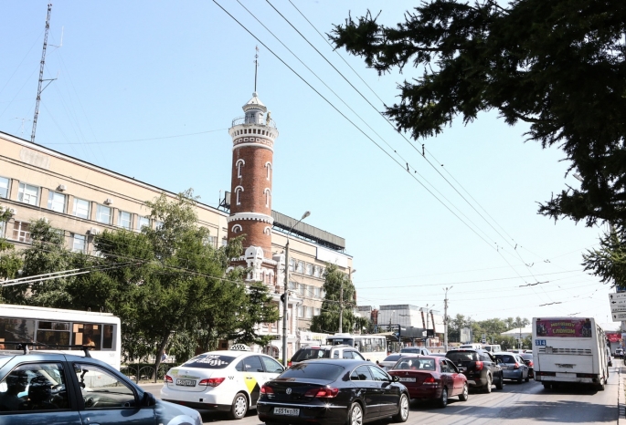 На омские улицы вернулись пробки, хотя режим самоизоляции никто не отменял (видео)