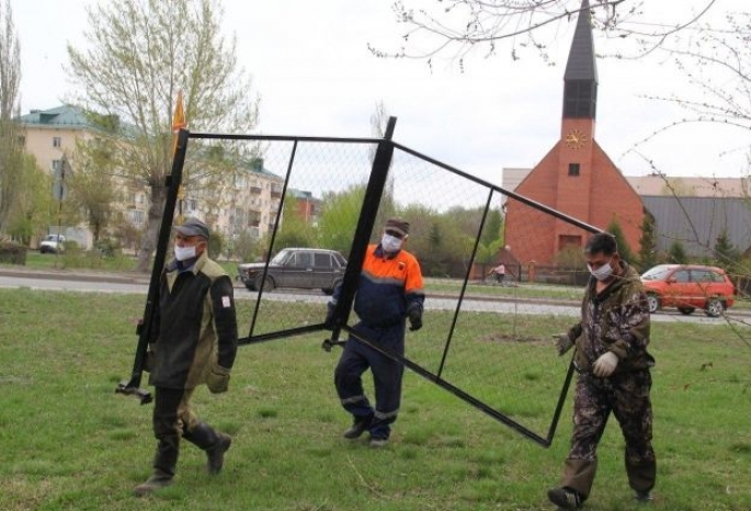 После возмущений омских ветеранов с бульвара Победы убрали площадку для выгула собак