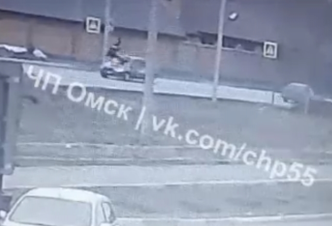 В Омске машина сбила женщину на переходе — от удара пешехода перевернуло в воздухе 