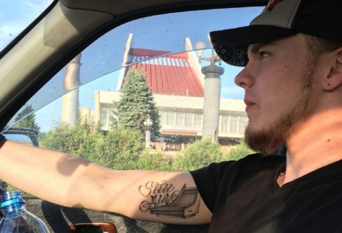 Омич сделал татуировку с надписью «Still alive» после выздоровления от коронавируса