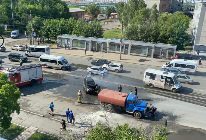 В Омске водитель поливальной машины спас горящую иномарку