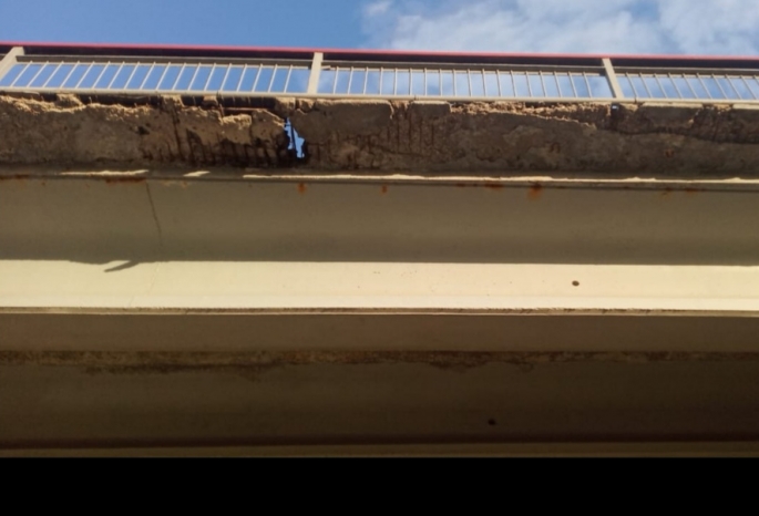 В Омске с путепровода на Черлакский тракт на проезжую часть сыпятся куски бетона 
