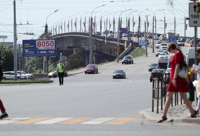 В Омске закрыли опасные тротуары на Ленинградском мосту