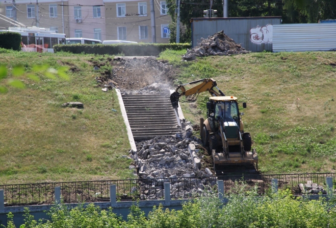 В Омске экскаватор разломал лестницу на набережной Оми