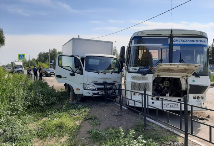 На выезде из Омска водитель пассажирского автобуса устроил аварию