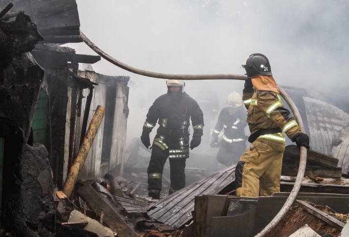 Крупный пожар у омского метромоста тушили более двух часов
