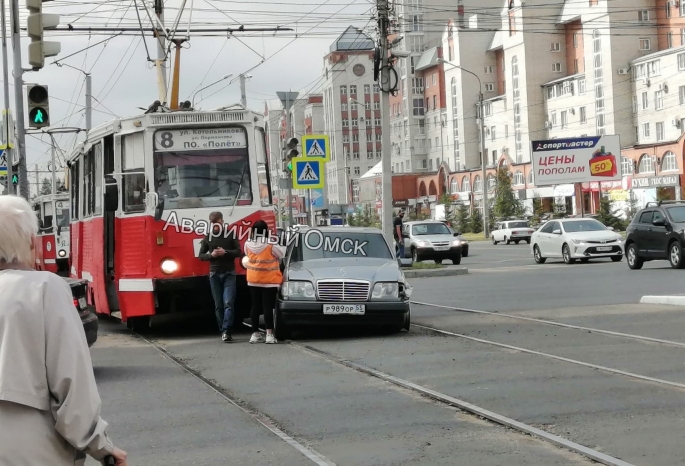 В Омске столкнулись трамвай и «Мерседес»