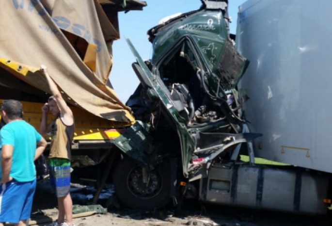 Водителя, пострадавшего в ДТП с фурами и автобусом под Омском, извлекать из кабины пришлось спасателям