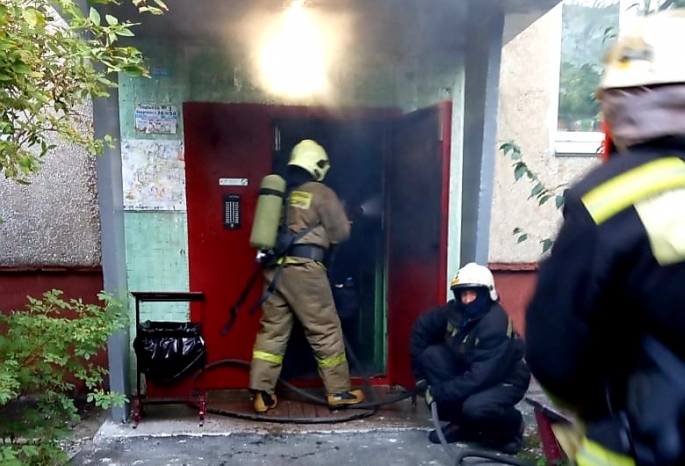 «Пятерых человек мы спасли» — омские пожарные потушили пожар в пятиэтажке на Серова